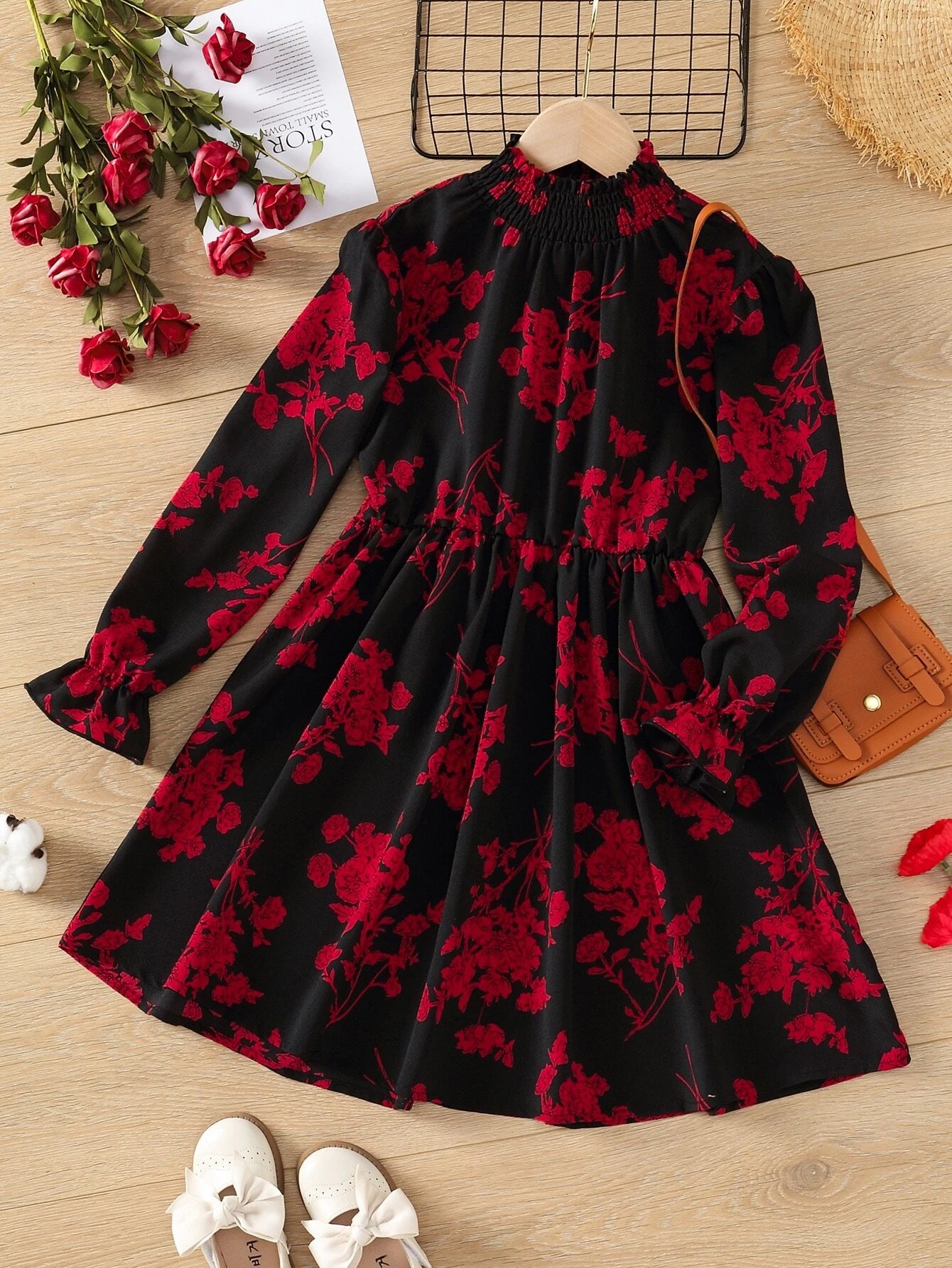 SHEIN EVRYDAY Kids فستان بنات طويل بياقة قميصية وأكمام بنمط جرس مزين بطبعات زهرية على كامل الفستان