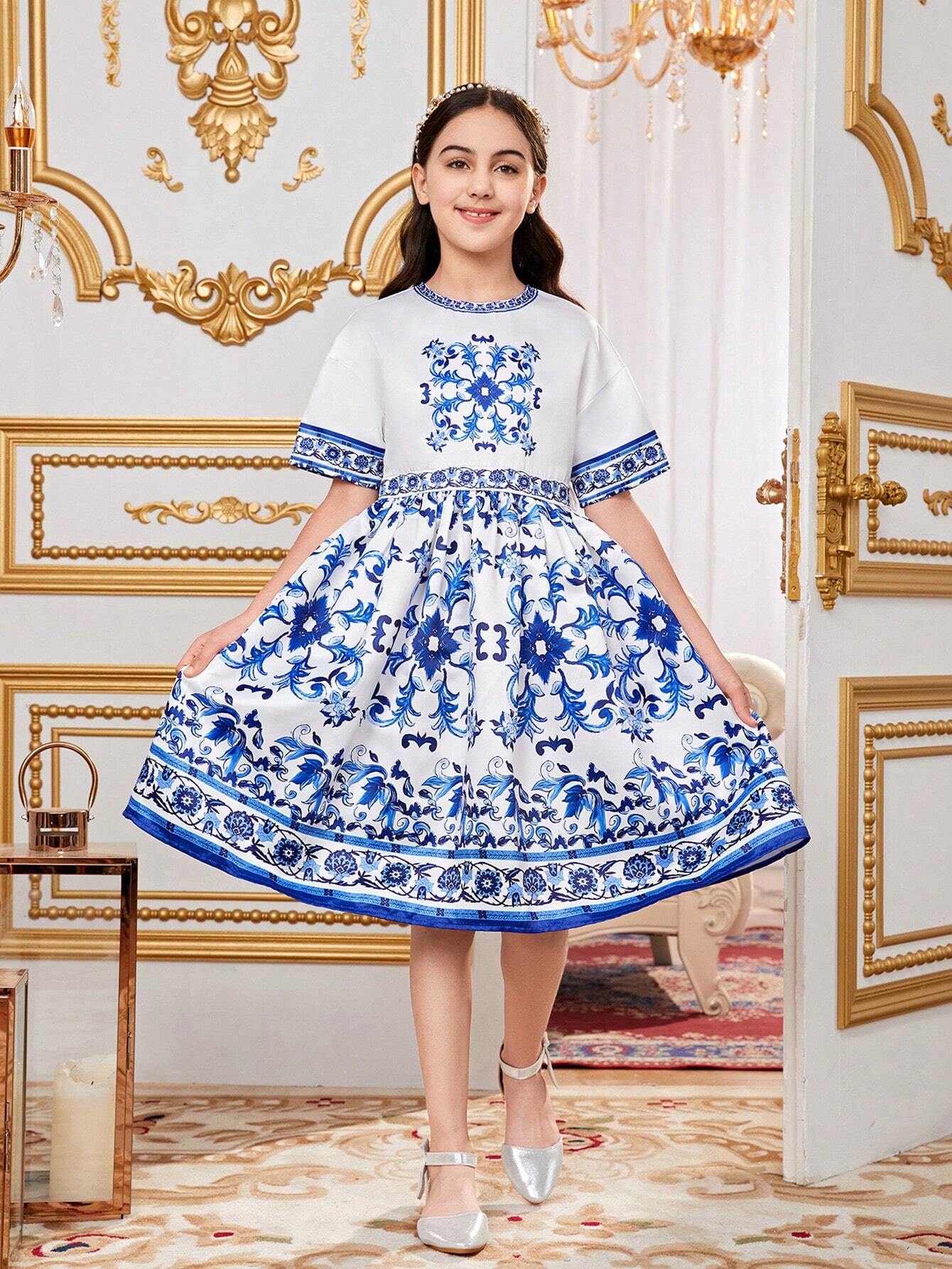 SHEIN Kids Nujoom فستان بنات قصير برقبة دائرية وأكمام قصيرة وتصميم طباعة موضعية فضفاض القياس للإطلالات العارضة