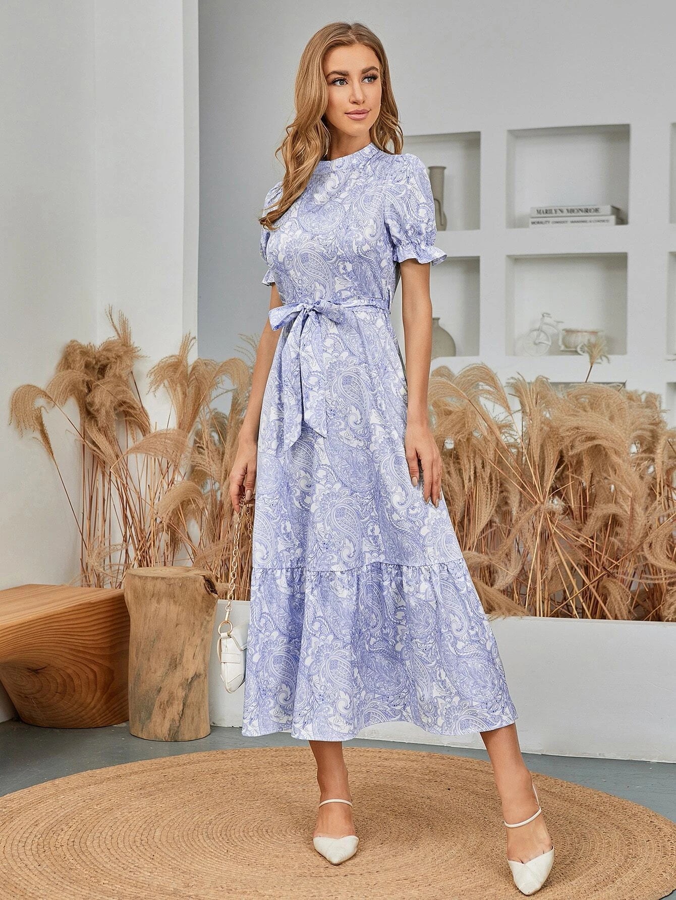 SHEIN Modely فستان بطبعة البايزلي وحزام على الخصر