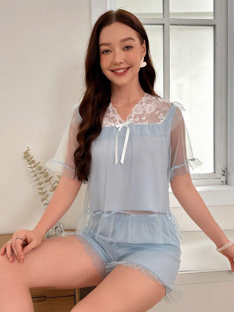 SHEIN Dream Adore طقم بيجامة صيفي / مجموعة بيجامة تتكون من ملابس علوية قصيرة الأكمام برقبة على شكل V مع تطريز الدانتيل وشورت مشبك من الشبكة المقاس L للنساء