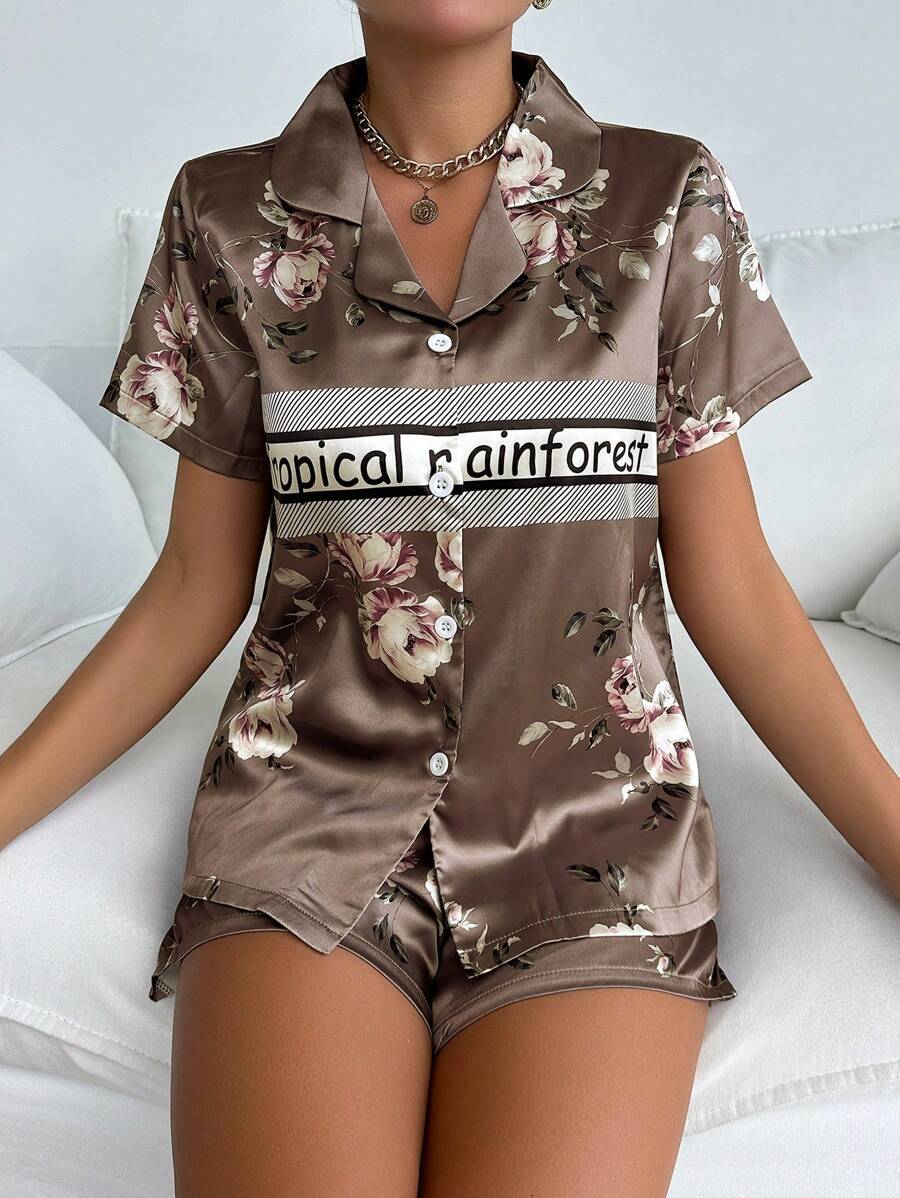 SHEIN مجموعة بيجاما بقصة قصيرة وياقة زهرية مع شورت