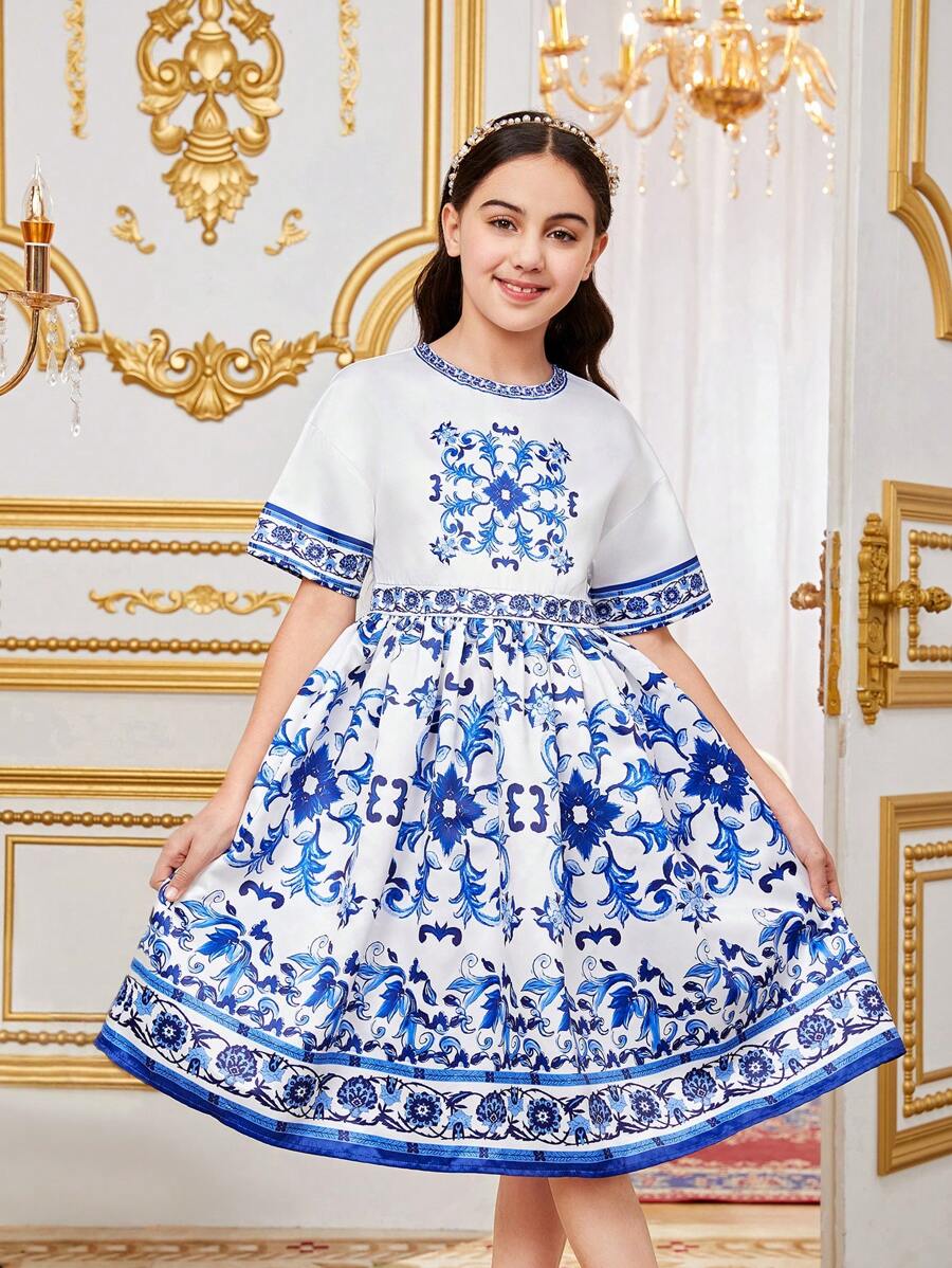 SHEIN Kids Nujoom فستان بنات قصير برقبة دائرية وأكمام قصيرة وتصميم طباعة موضعية فضفاض القياس للإطلالات العارضة