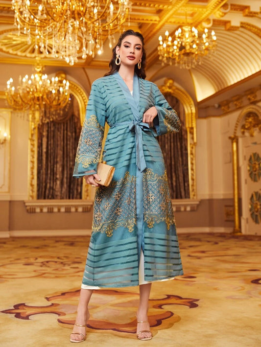 SHEIN Najma عباية نسائي بنقشة مخططة وتطريزات دقيقة مع حزام