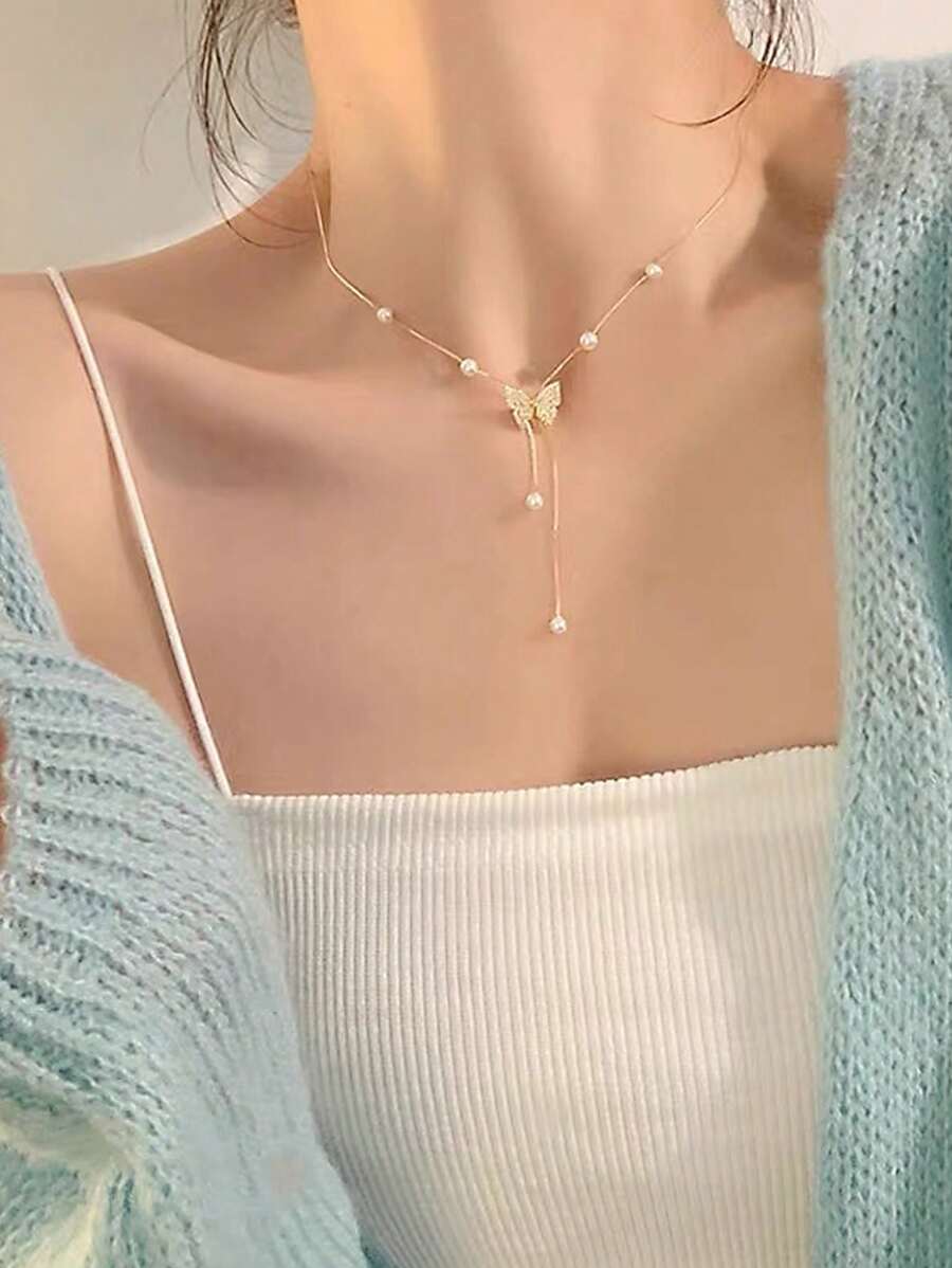 SHEIN قلادة فراشة لؤلؤية باللون الذهبي