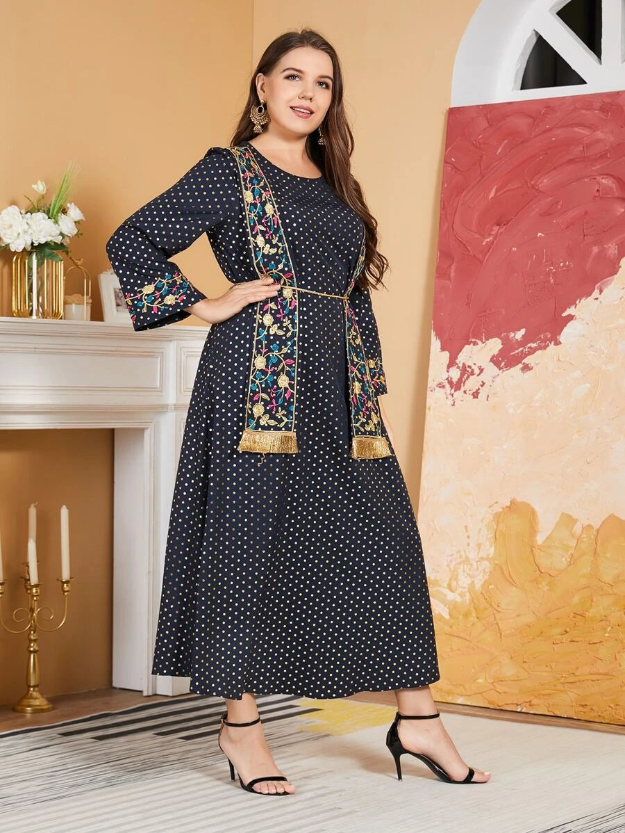 SHEIN Najma فستان مطبوع بنقاط ذهبية مع تطريزات زهور وحزام مقاسات كبيرة