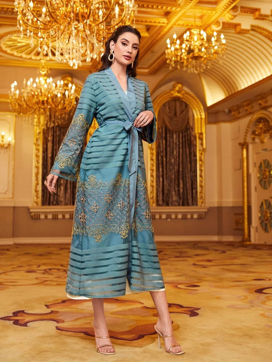 SHEIN Najma عباية نسائي بنقشة مخططة وتطريزات دقيقة مع حزام
