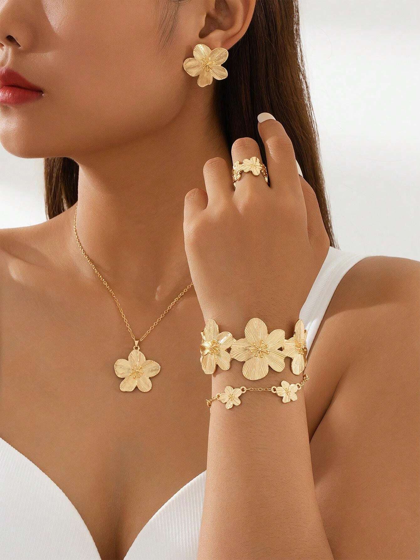 SHEIN طقم مجوهرات ذهبي بزخرفة زهرة البرسيم