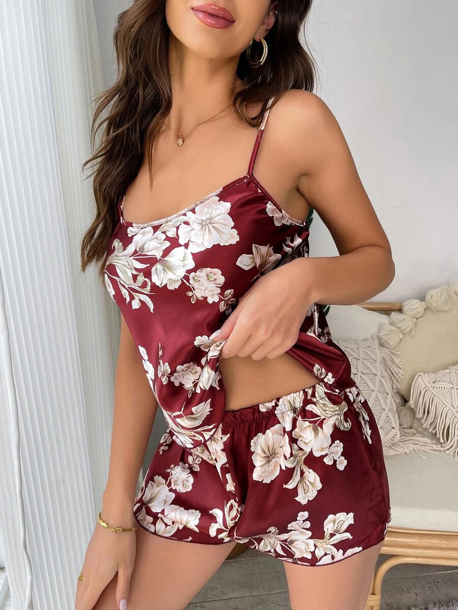 SHEIN طقم بيجامة صدرية كامي وبنطلون القصير طباعة الأزهار ساتان
