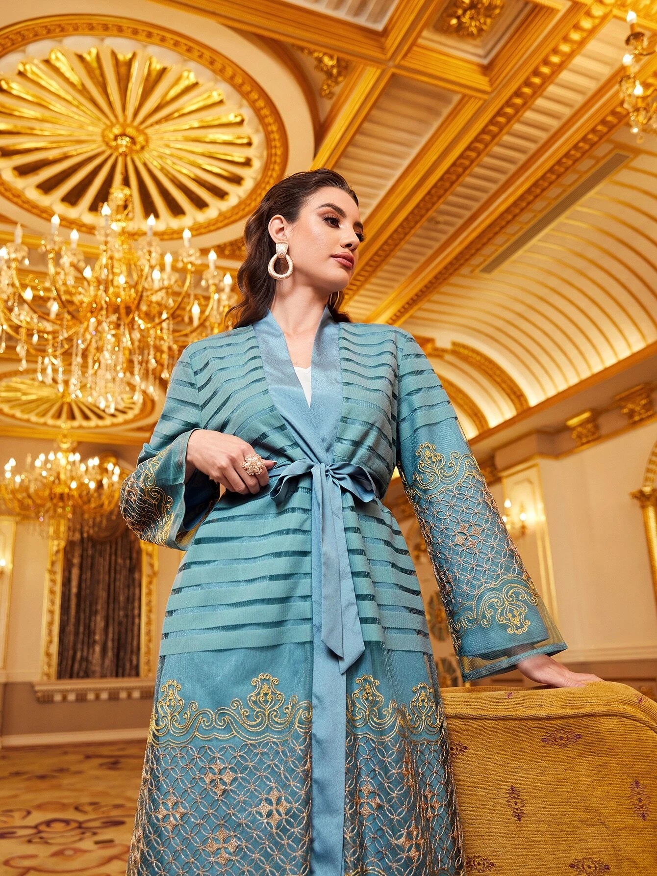 SHEIN Najma عباية نسائي بنقشة مخططة وتطريزات دقيقة مع حزام