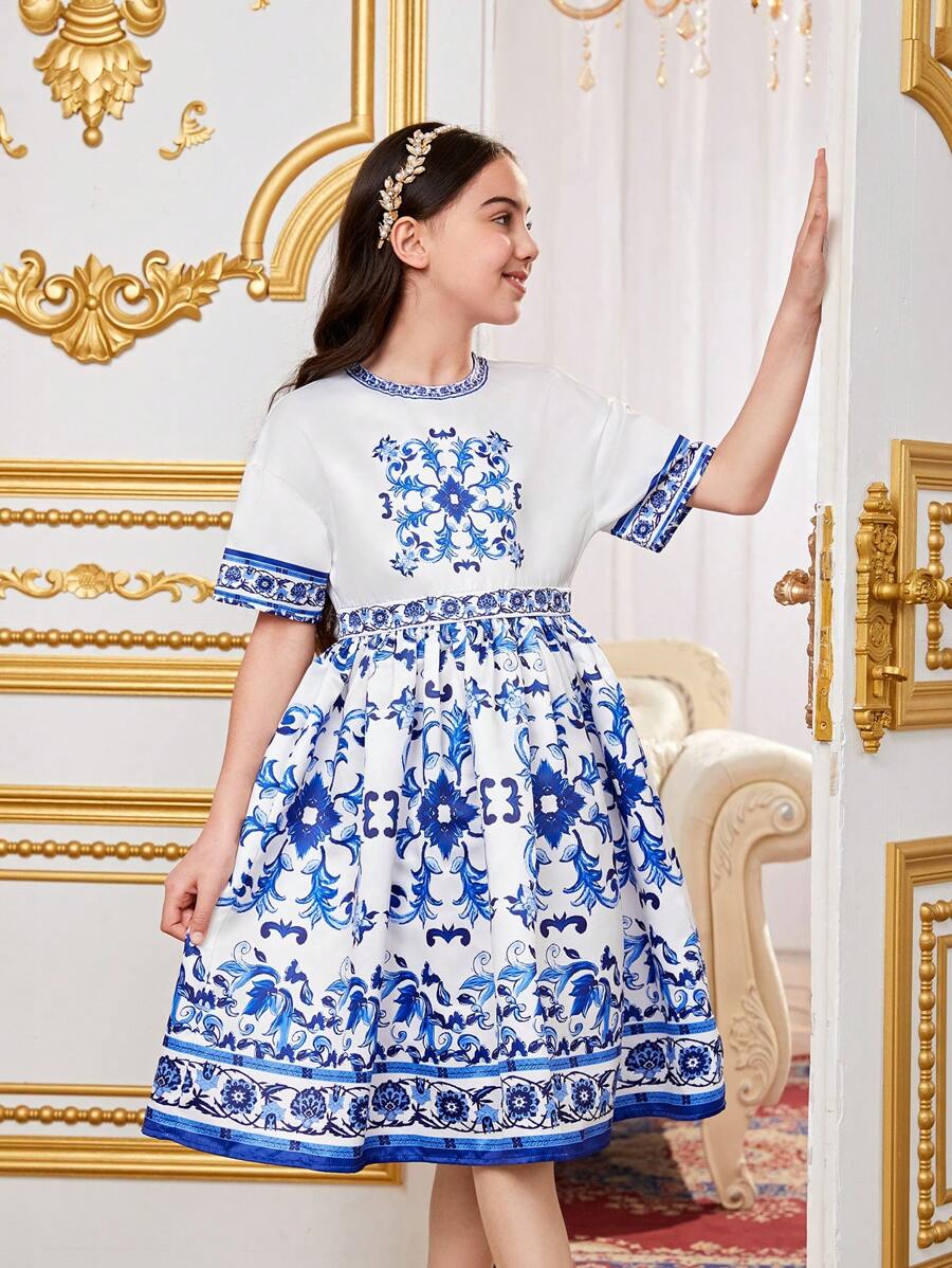 SHEIN Kids Nujoom فستان بنات قصير برقبة دائرية وأكمام قصيرة وتصميم طباعة موضعية فضفاض القياس للإطلالات العارضة