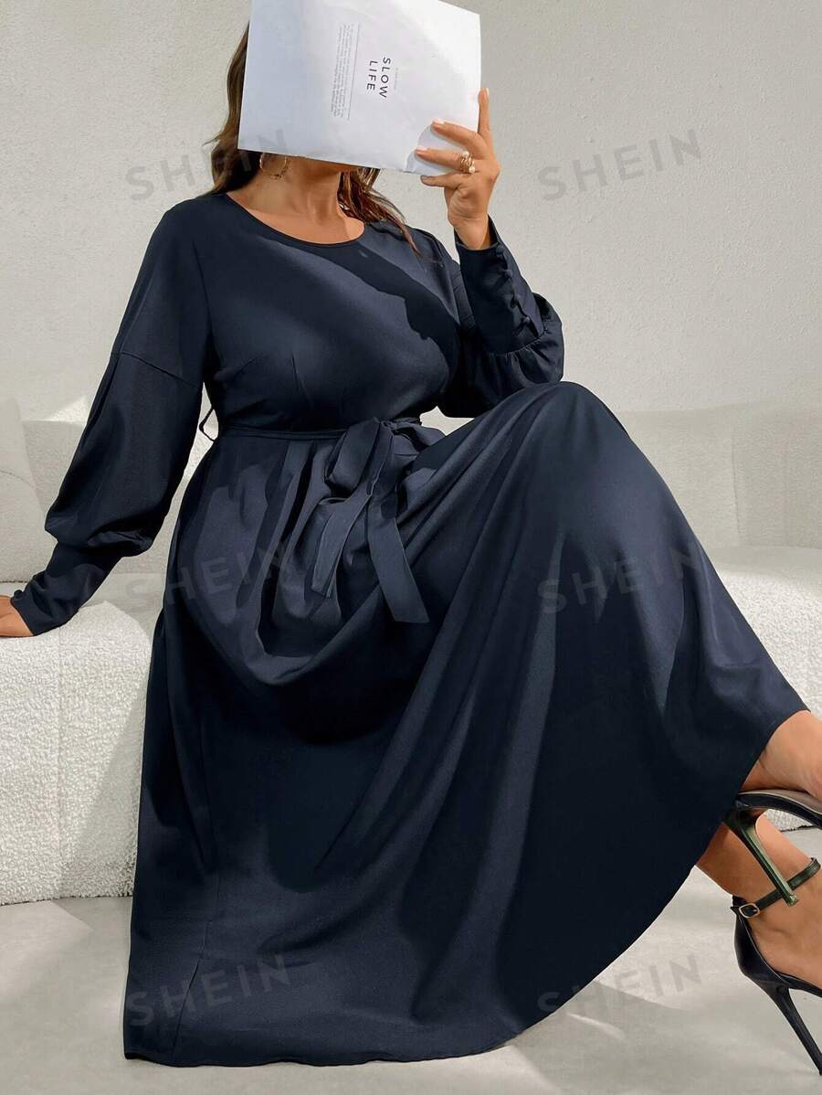 SHEIN Mulvari ثوب بقصة كبيرة بياقة مستديرة وأكمام طويلة مع أزرار بلونٍ تكميلي على الأصفاد ورباط ذاتي الربط