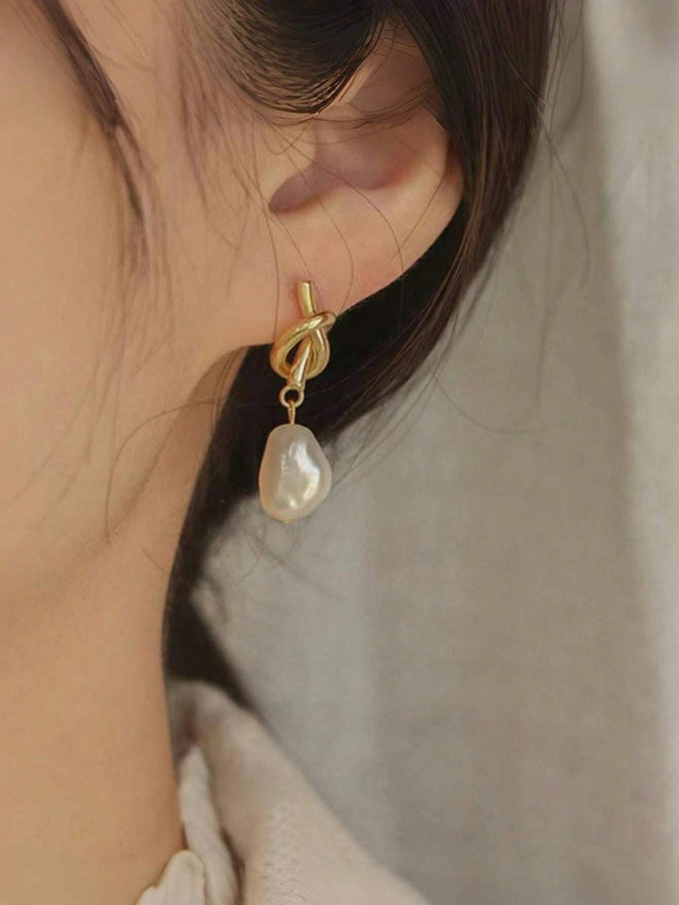 SHEIN أقراط اللؤلؤ المعلقة بتصميم العقدة الكلاسيكية