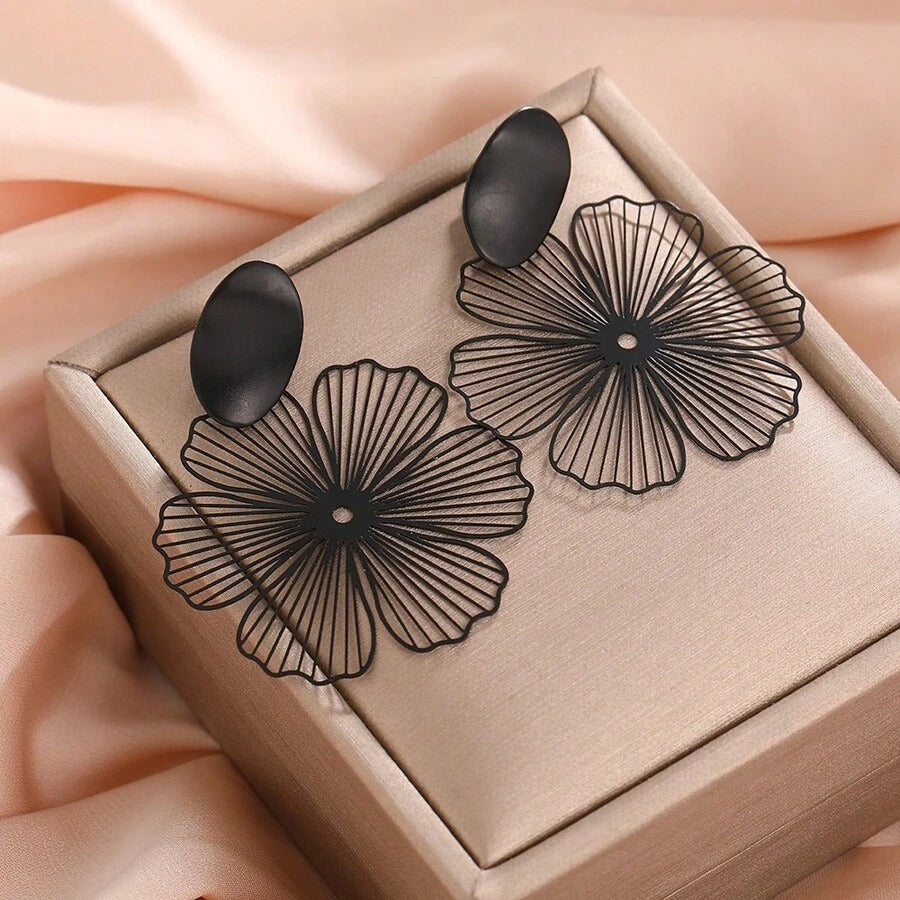 SHEIN أقراط الكليب بتصميم أزهار سوداء