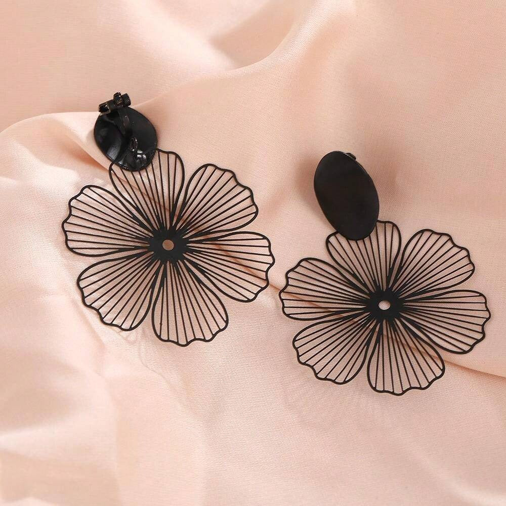 SHEIN أقراط الكليب بتصميم أزهار سوداء