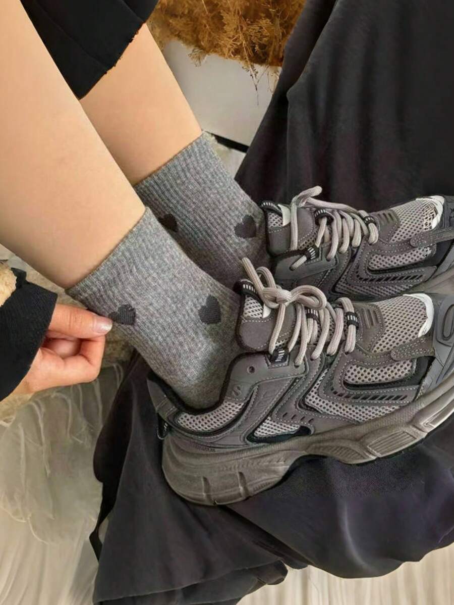 SHEIN مجموعة 4 أزواج جوارب نسائية بنمط قلب