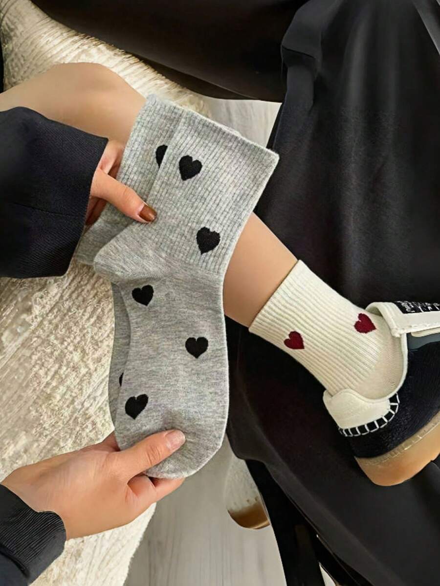 SHEIN مجموعة 4 أزواج جوارب نسائية بنمط قلب