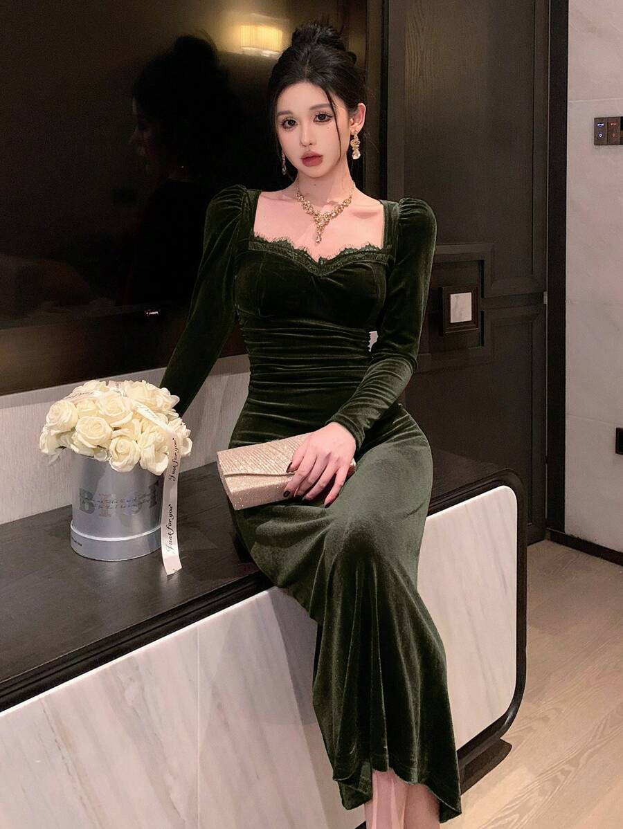 SHEIN DAZY فستان اخضر مع تطريز دانتيل