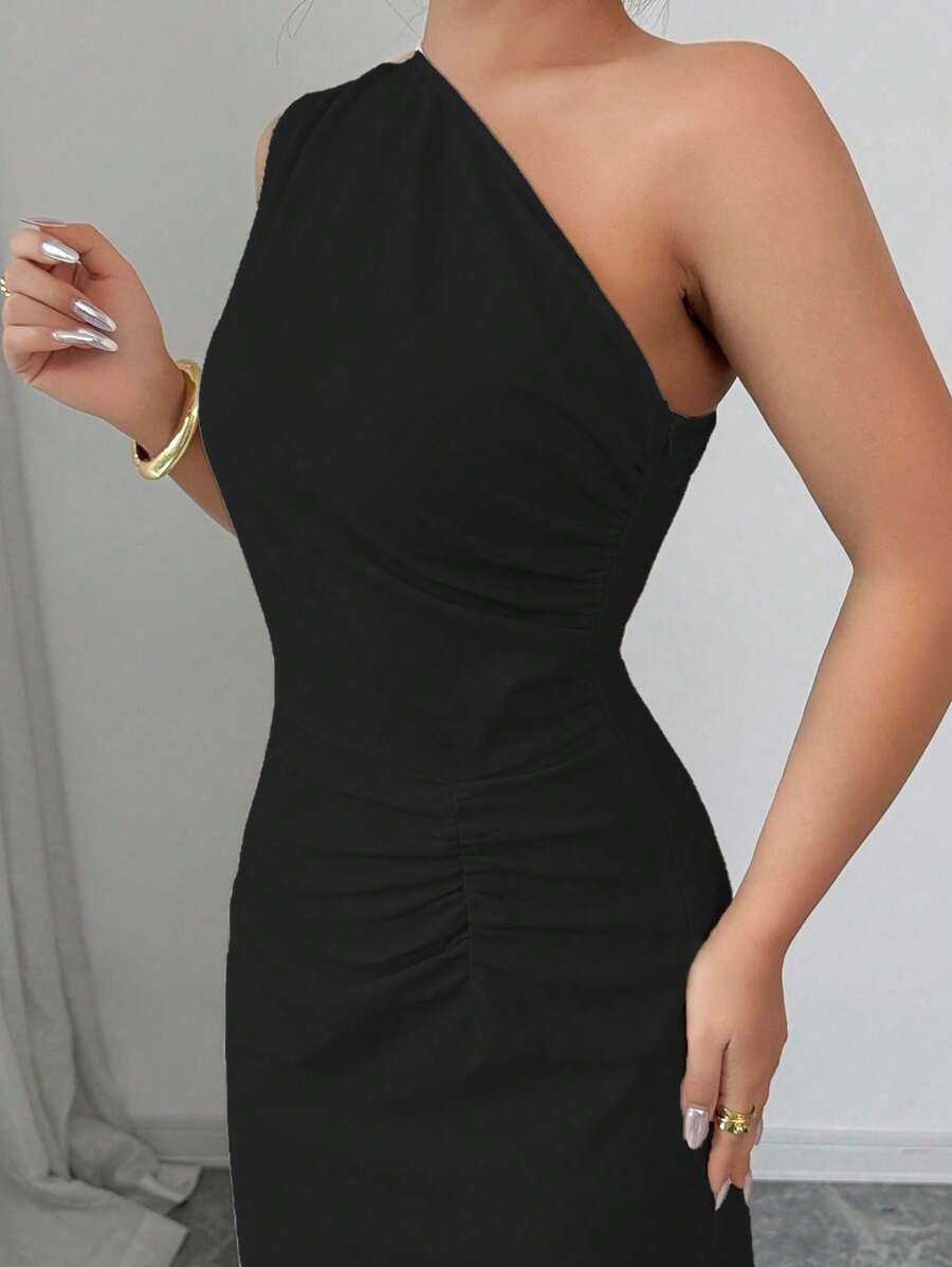 SHEIN Elenzga فستان اسود مطبوع بخصر مشدود وكتف مائل