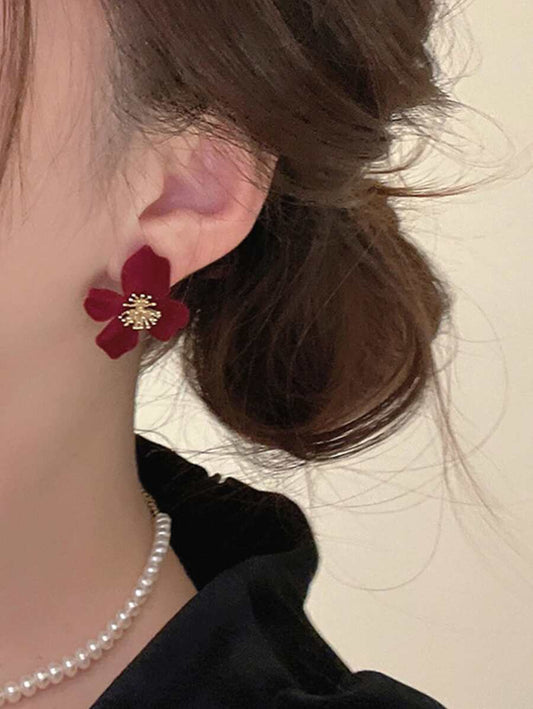 SHEIN زوج أقراط زهرة مخملية حمراء