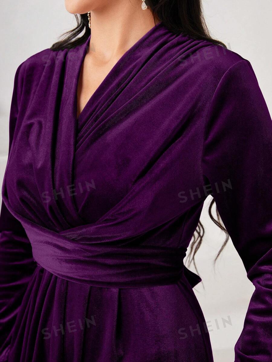 SHEIN Modely فستان ماكسي أنثوي للنساء بياقة على شكل حرف V أحادي اللون