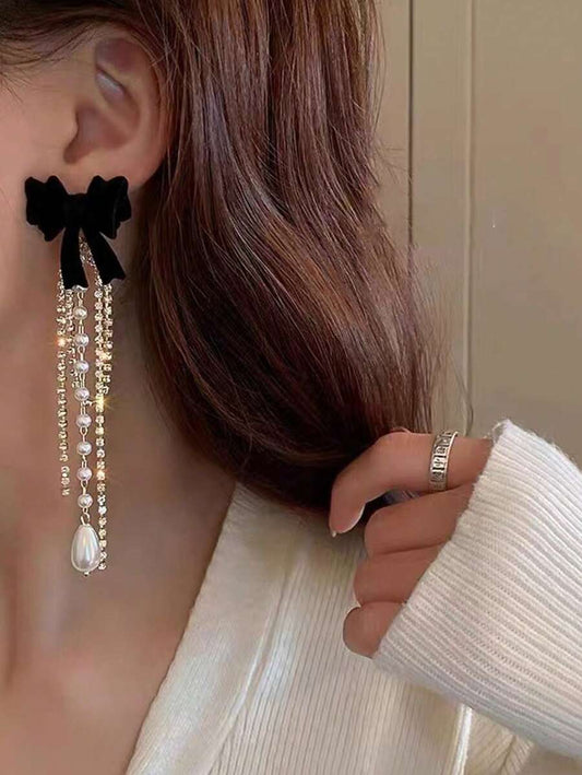 SHEIN زوج أقراط سوداء من اللؤلؤ متدلية مع عقدة وشريط