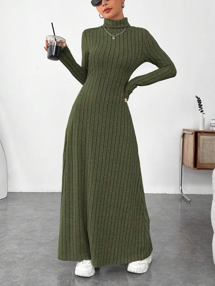 SHEIN EZwear فستان قطيفة سادة أخضر برقبة طويلة