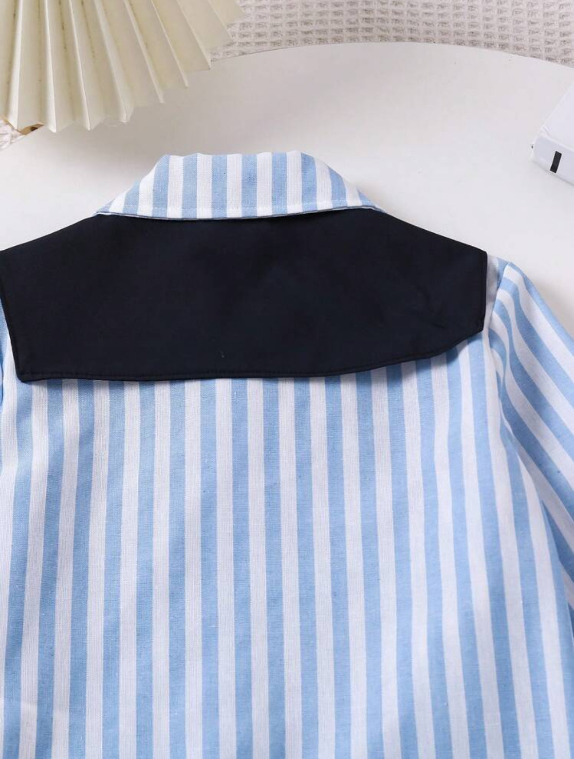 SHEIN طقم قميص وبنطال بأكمام طويلة بأسلوب جنتلمان للشباب الصغار مع وشاح مكمل