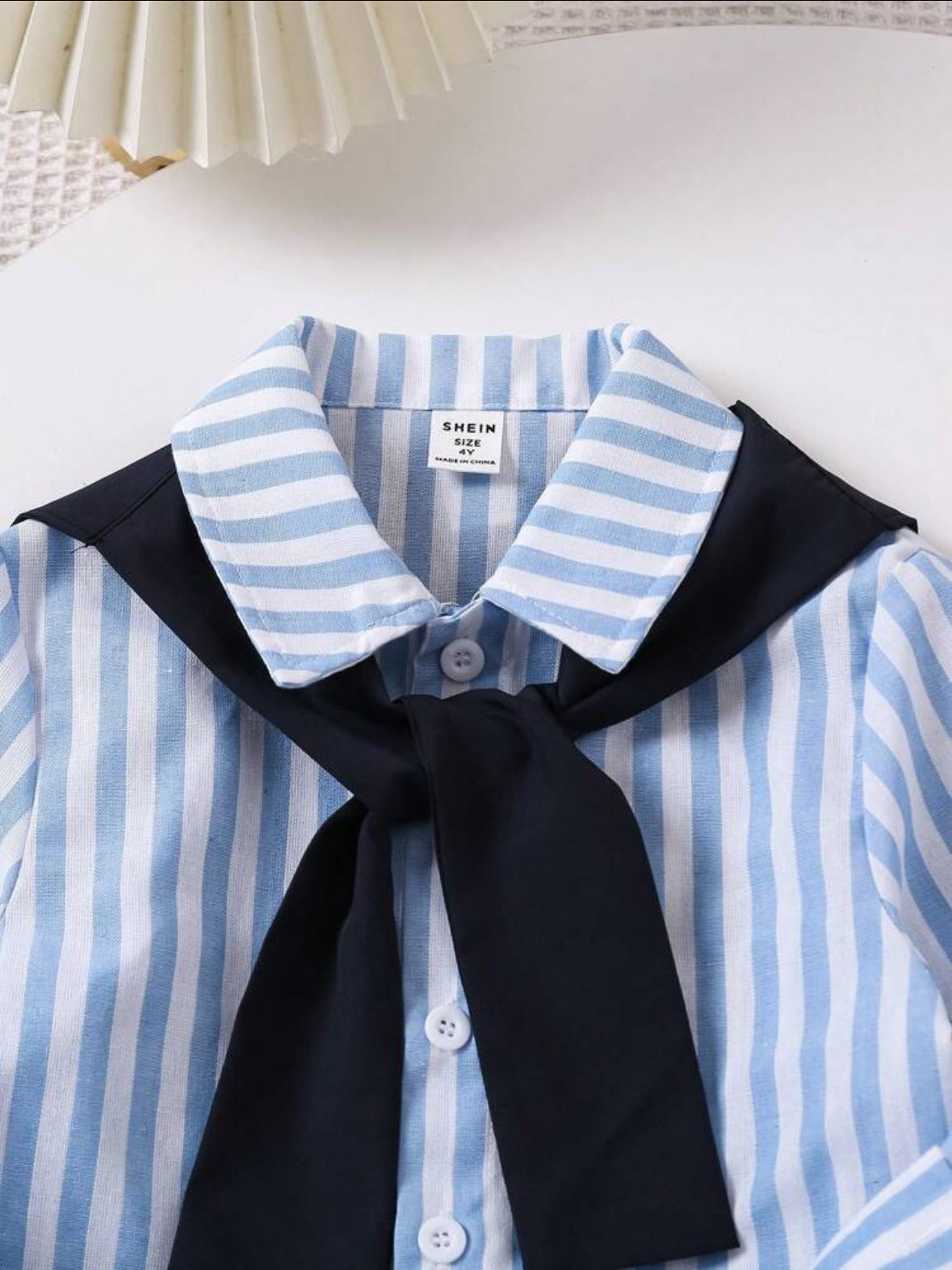 SHEIN طقم قميص وبنطال بأكمام طويلة بأسلوب جنتلمان للشباب الصغار مع وشاح مكمل