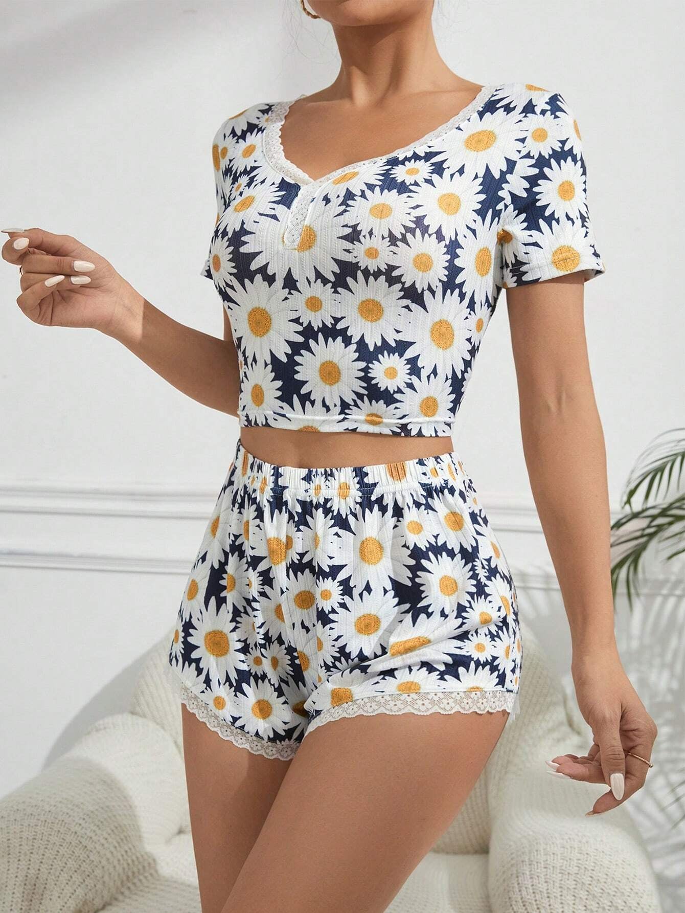 Women'S Full Print Daisy Patterned Pajama Set with Lace Trim