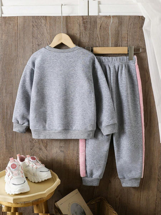 SHEIN مجموعة بنطلون وكنزة رياضية 2 قطعة، بنات شابات - كاجوال، كشكشة بشعار قلب مطرز، رقبة طاقم، كم طويل، قماش فانلة، مناسب للاستخدام اليومي والرياضة، قماش دافئ ومريح، جديد خريف/شتاء