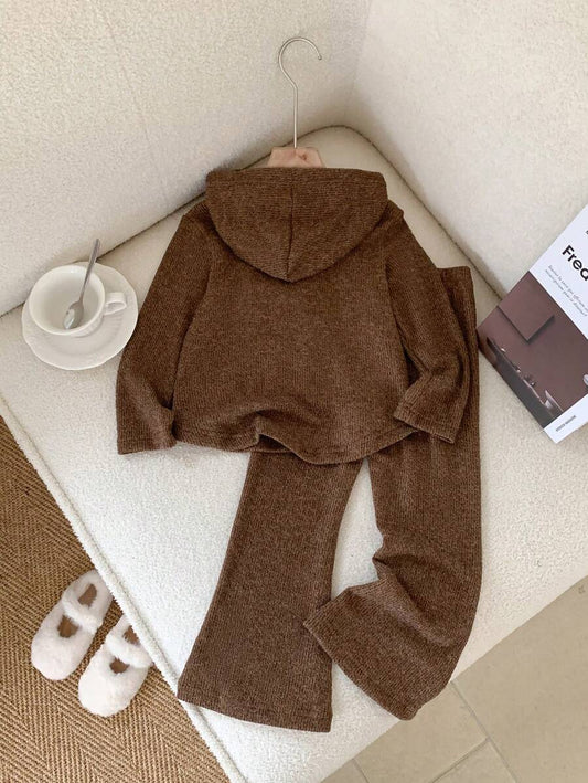 SHEIN Vintaside Kids بدلة فتاة صغيرة مكونة من قطعتين هوديي بني وبنطلون رياضي، قماش ناعم ومنفذ للهواء، هوديي مزين بنقوش زهرية ثلاثية الأبعاد، تصميم بنطلون ذو سيقان متسعة، كاجوال وأنيق لليومي، للأنشطة الخارجية في الخريف والشتاء