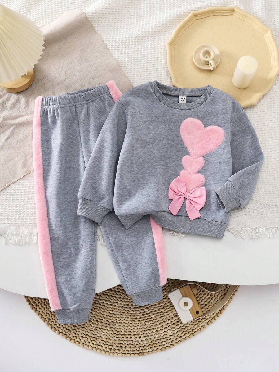 SHEIN مجموعة بنطلون وكنزة رياضية 2 قطعة، بنات شابات - كاجوال، كشكشة بشعار قلب مطرز، رقبة طاقم، كم طويل، قماش فانلة، مناسب للاستخدام اليومي والرياضة، قماش دافئ ومريح، جديد خريف/شتاء