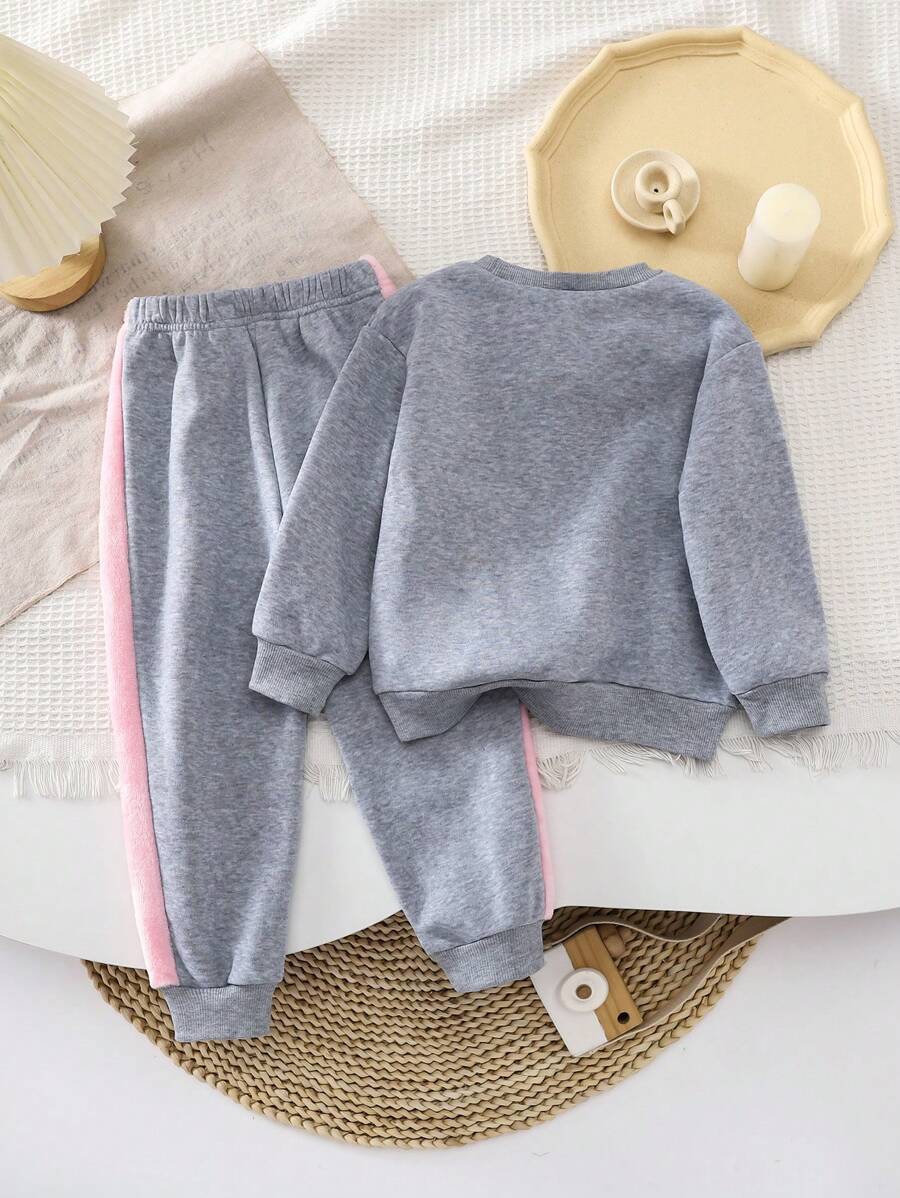 SHEIN مجموعة بنطلون وكنزة رياضية 2 قطعة، بنات شابات - كاجوال، كشكشة بشعار قلب مطرز، رقبة طاقم، كم طويل، قماش فانلة، مناسب للاستخدام اليومي والرياضة، قماش دافئ ومريح، جديد خريف/شتاء