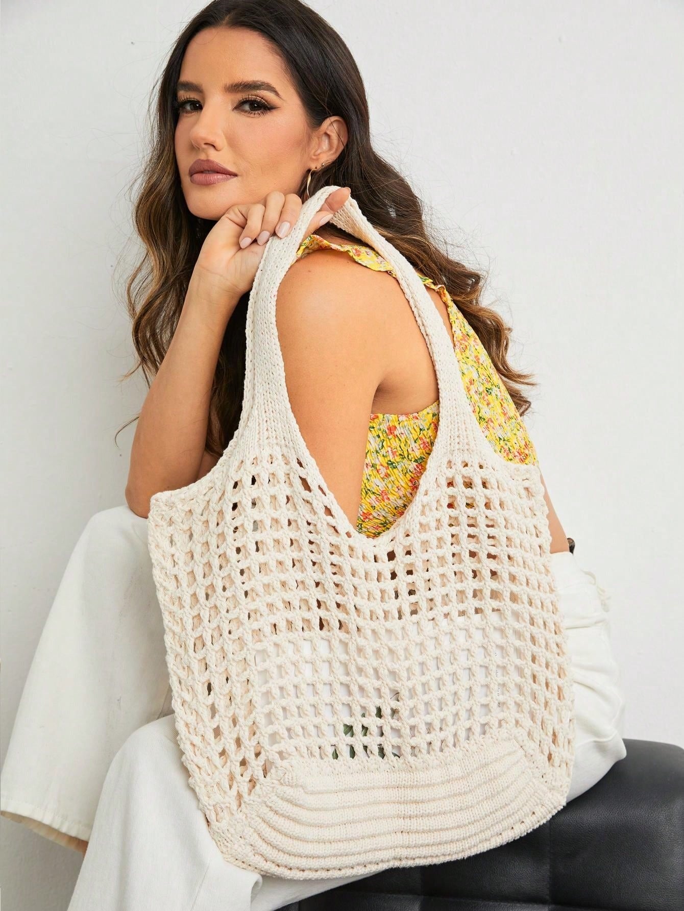 SHEIN حقيبة كتف كروشيه واسعة وعملية بتصميم كاجوال لون بيج