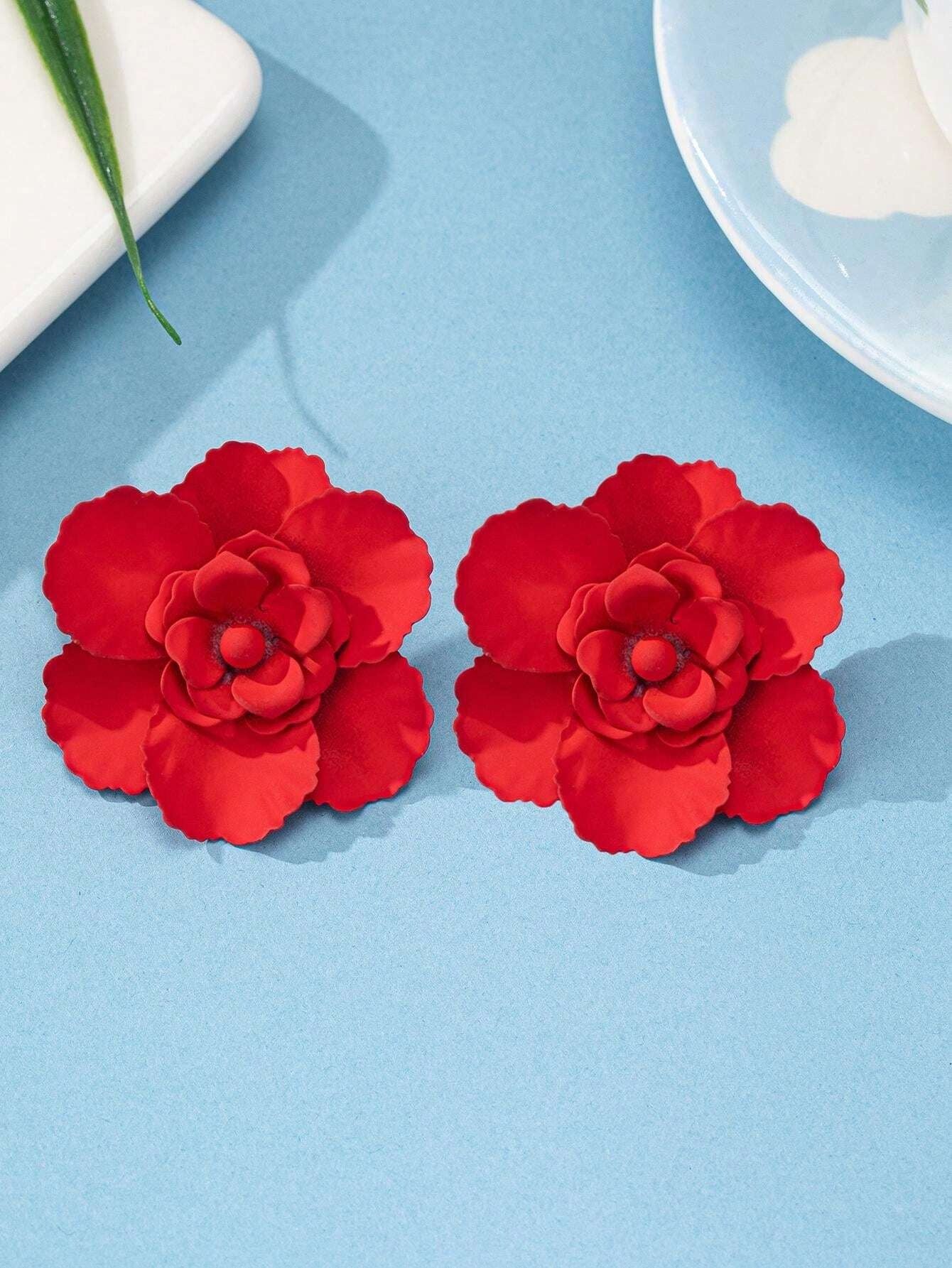 SHEIN زوج أقراط بتصميم زهور باللون الأحمر