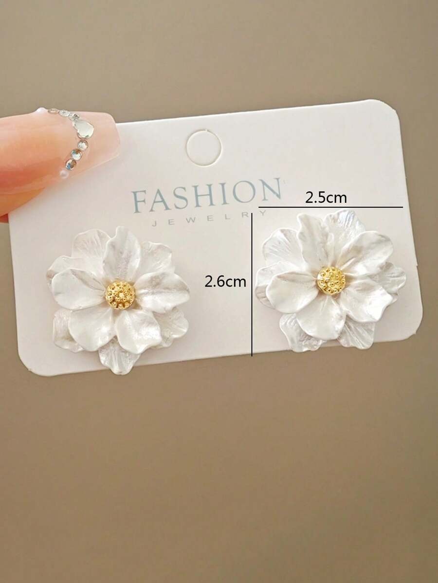 SHEIN اقراط بيضاء بشكل زهرة راتنج