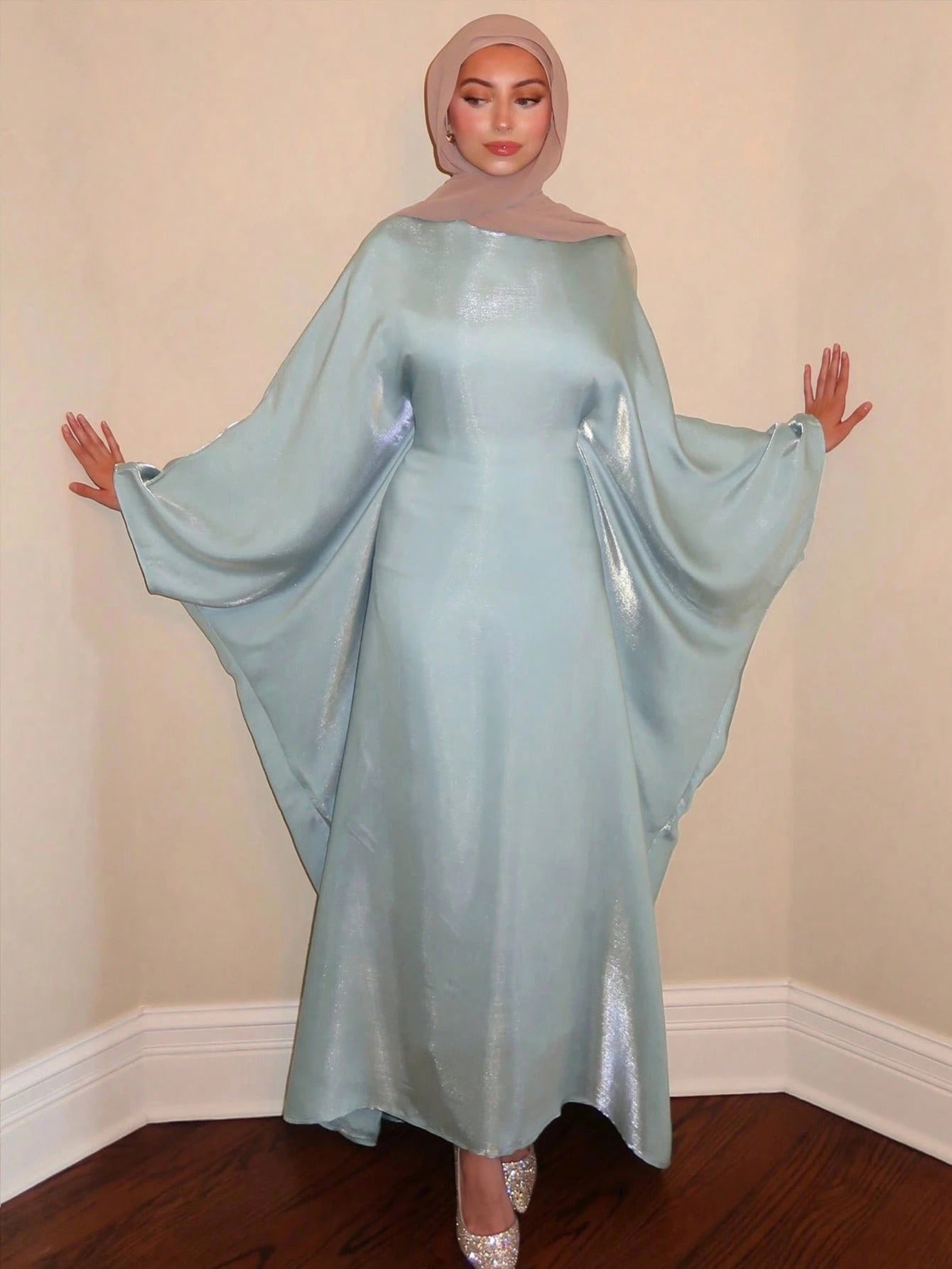 SHEIN فستان كافتان بطبعة فراشة بأكمام أميري ومخصر أنيق