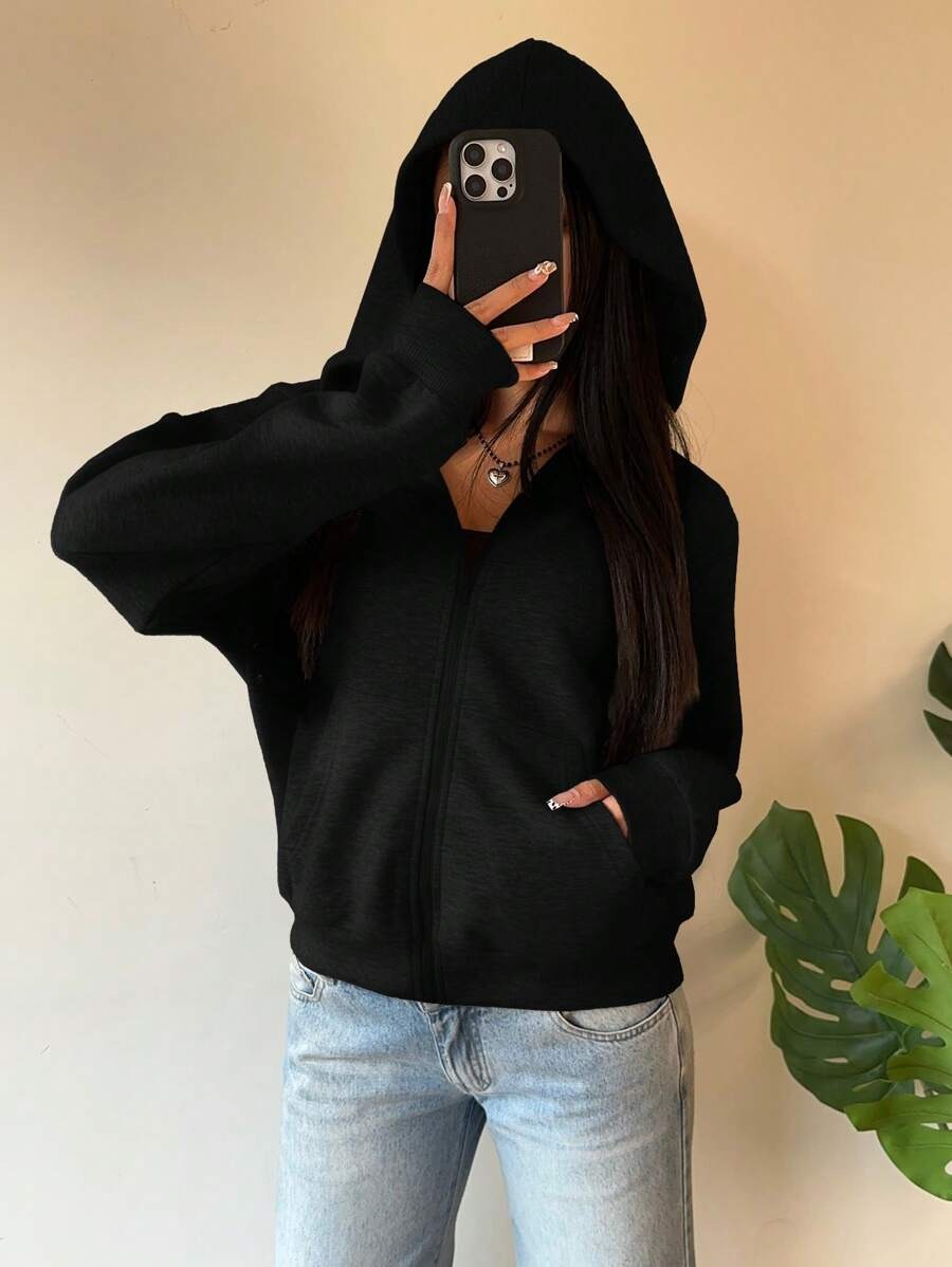 SHEIN EZwear هودي أسود مطبوع بطبعة فارس مع كابوشون