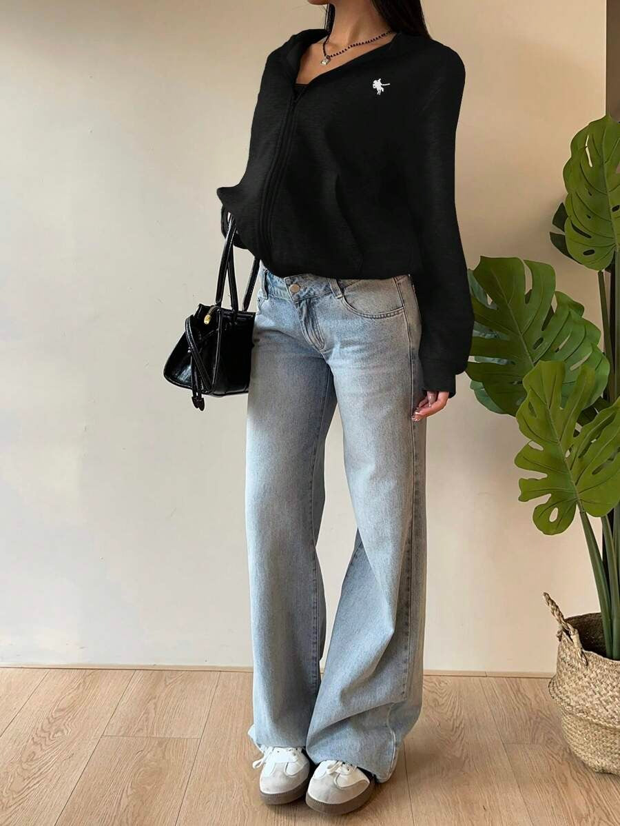 SHEIN EZwear هودي أسود مطبوع بطبعة فارس مع كابوشون