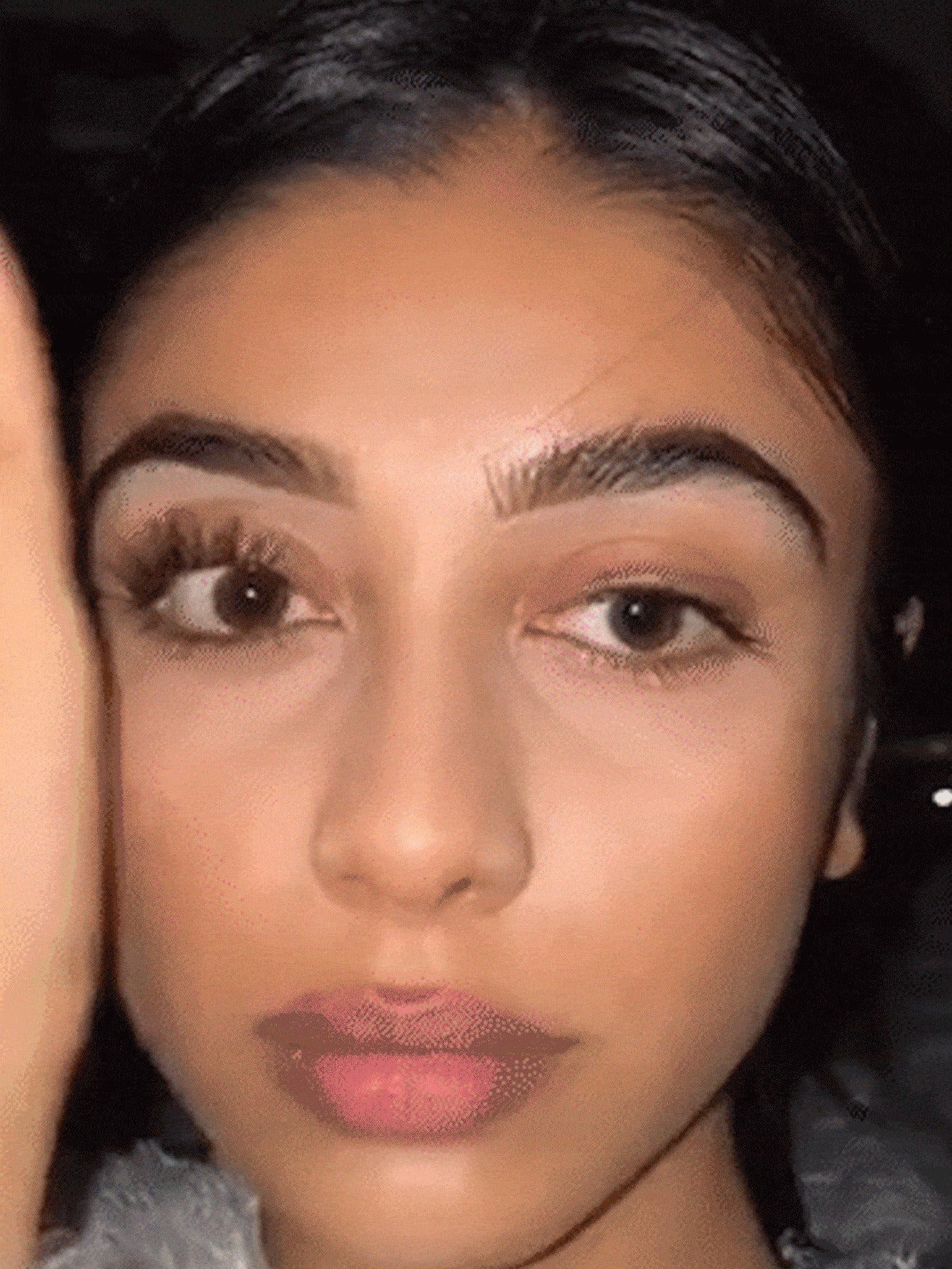 SHEGLAM قلم حواجب سائل بلون أشقر ناعم