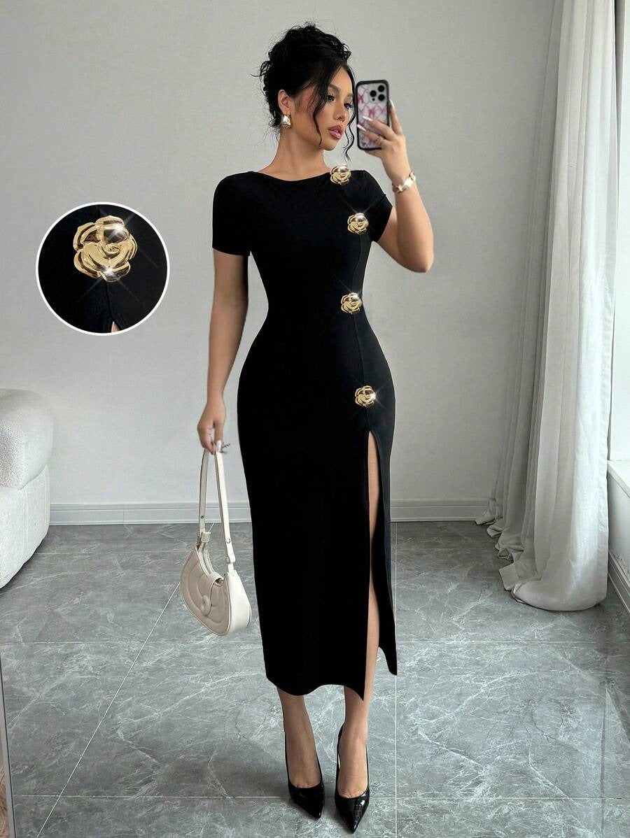 SHEIN Elenzga فستان ضيق طويل بلون أسود مزين بالورد بلون ذهبي