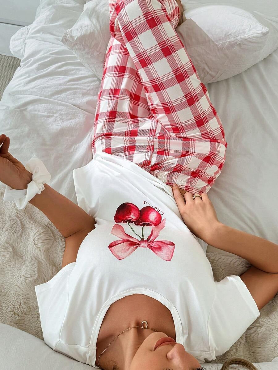 SHEIN بيجامة بطبعة فيونكة وكرز مع بنطلون مربعات