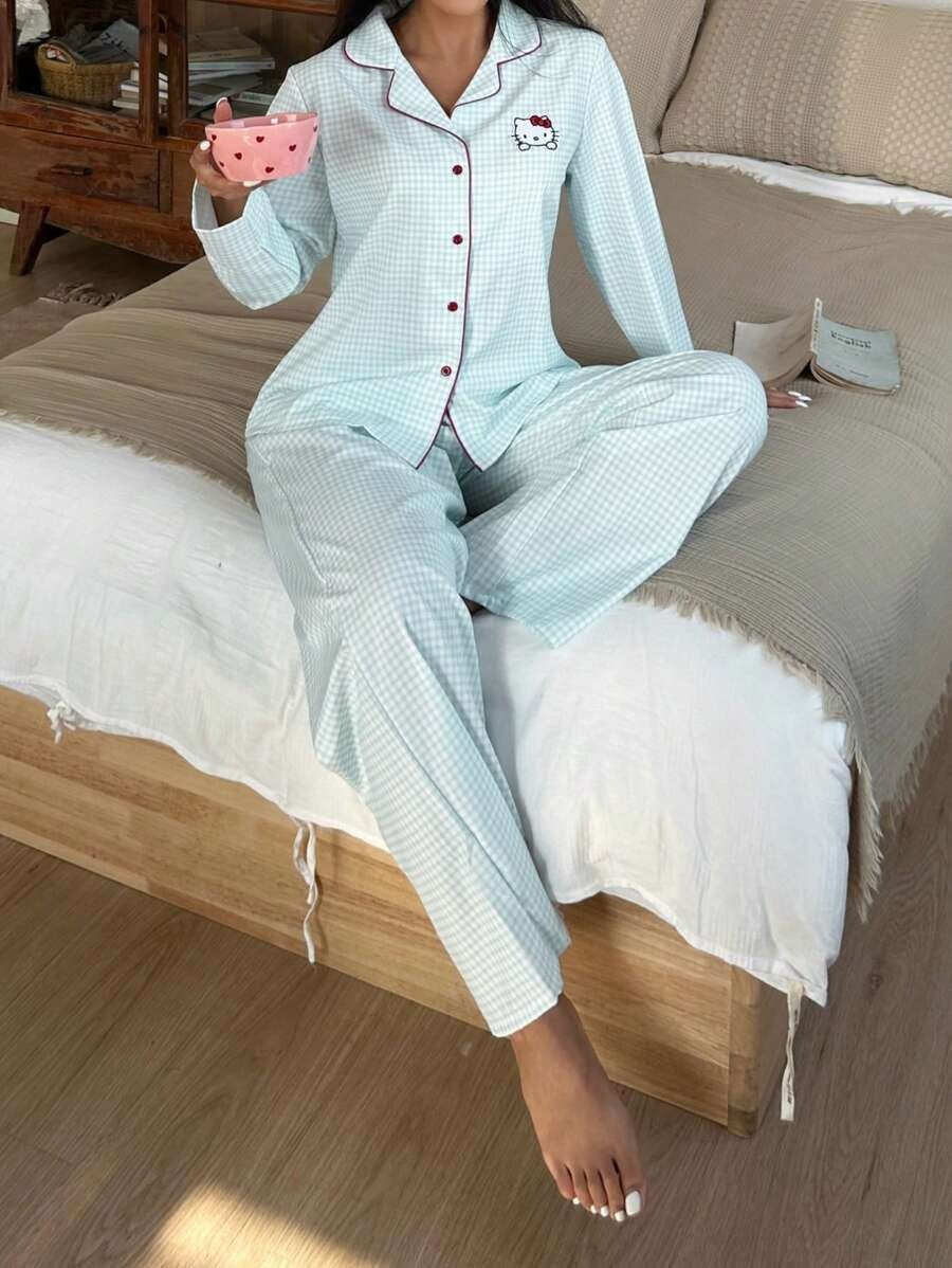 SHEIN Sanrio Hello Kitty طقم بيجامة بنقشة مربعات باللون الأزرق والأبيض
