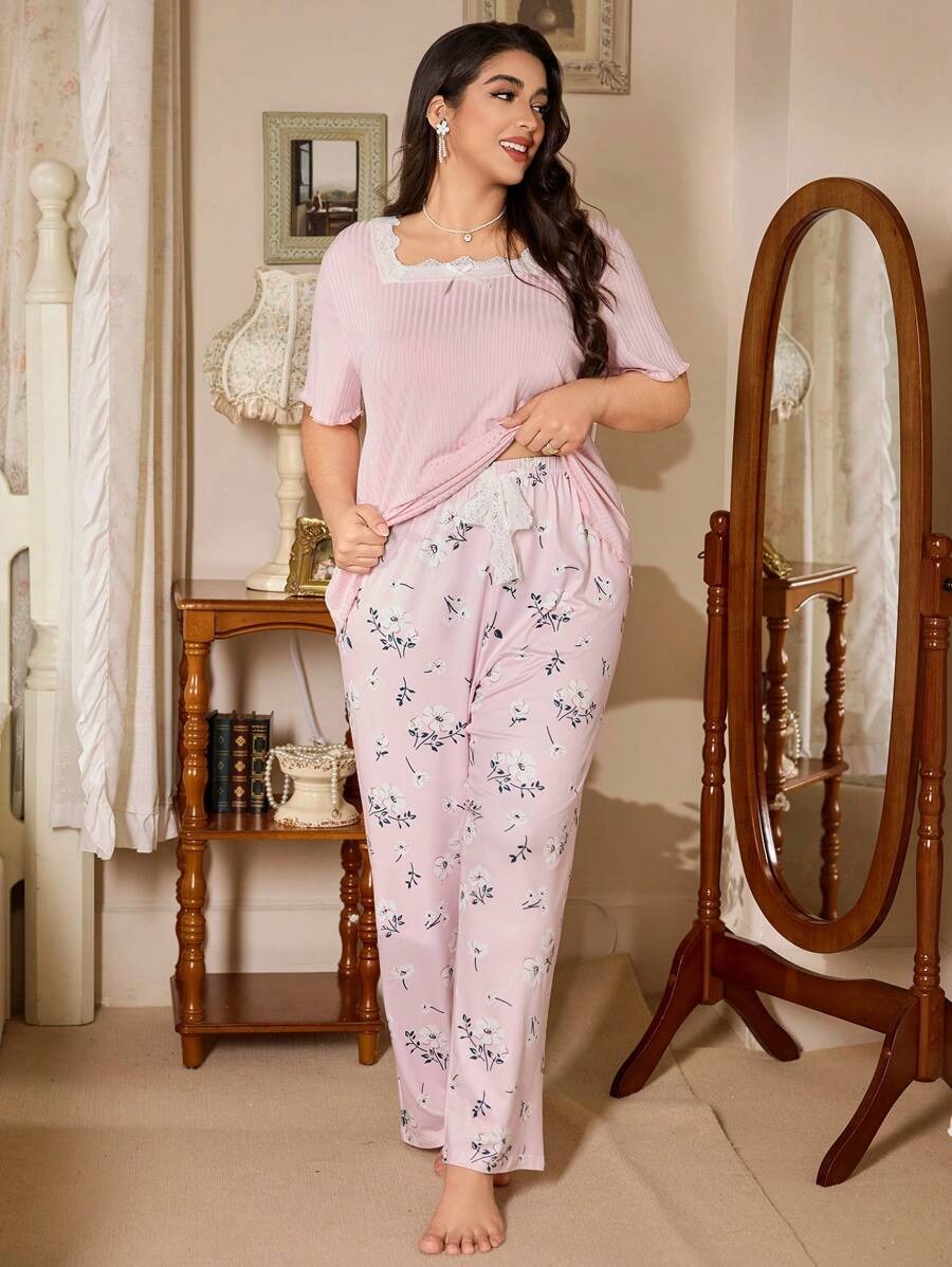 SHEIN طقم ملابس منزلية كاجوال - تصميم زهر ناعم ودانتيل رقيق بلون وردي
