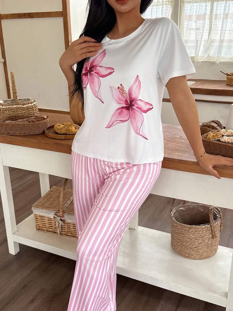 SHEIN طقم بيجامة بناتي بطبعة ورود وخطوط لون وردي