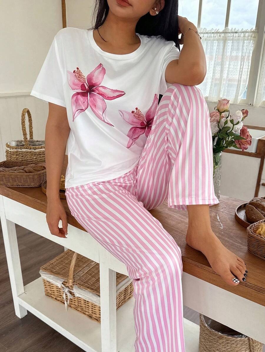 SHEIN طقم بيجامة بناتي بطبعة ورود وخطوط لون وردي