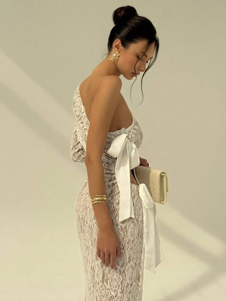 SHEIN Aloruh فستان ابيض طويل كتف واحد مزين برباط وفراشات
