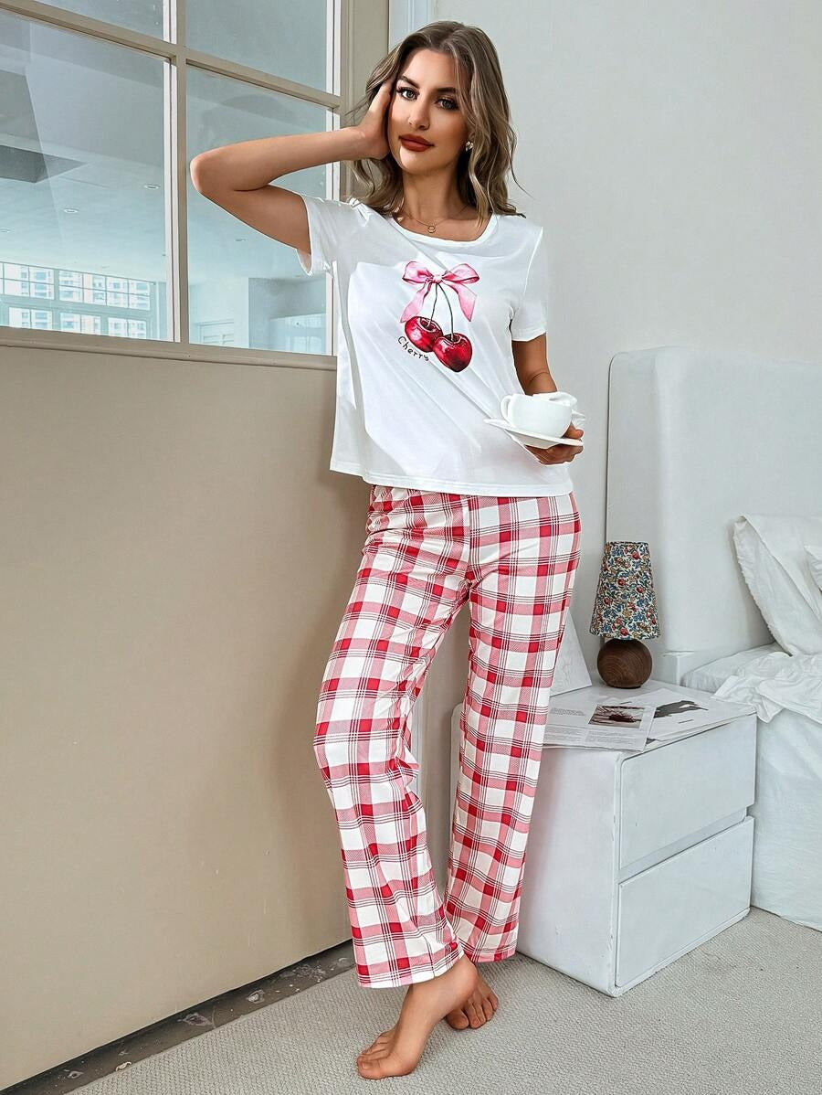 SHEIN بيجامة بطبعة فيونكة وكرز مع بنطلون مربعات