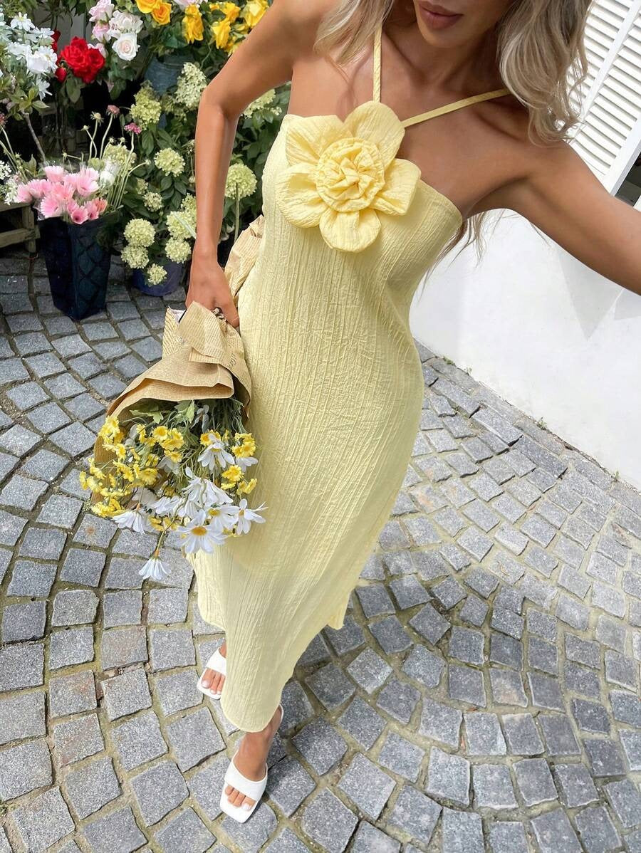SHEIN فستان أصفر طويل بشق وورود بارزة بدون أكمام