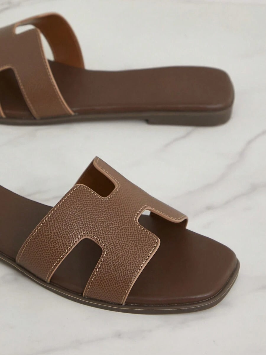 SHEIN SHUZIA شبشب بسيط وأنيق بلون زيتوني